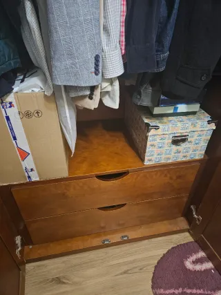 Armario de madera con espejos