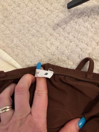 Vestito marrone scollato con spacco