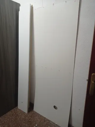 Estantería blanca de madera desmontada