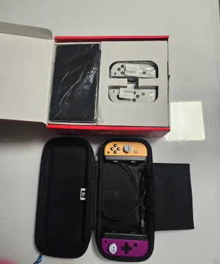 Nintendo Switch OLED + Funda Morada y dos mandos