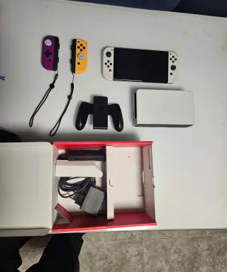 Nintendo Switch OLED + Funda Morada y dos mandos