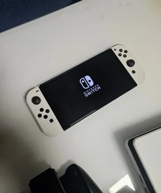 Nintendo Switch OLED + Funda Morada y dos mandos