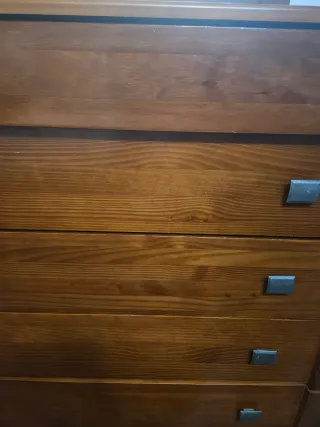 Cómoda de madera con espejo