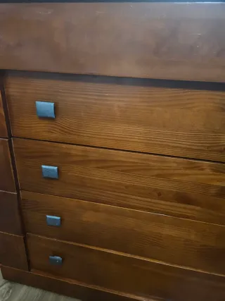 Cómoda de madera con espejo