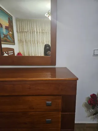 Cómoda de madera con espejo