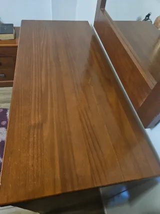 Cómoda de madera con espejo