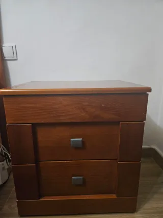 Cómoda de madera con espejo