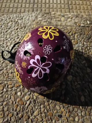 Casco patinaje morado con flores