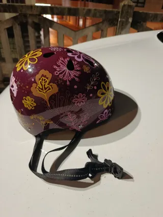 Casco patinaje morado con flores