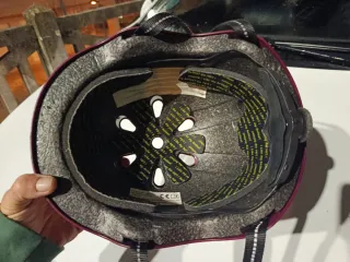 Casco patinaje morado con flores