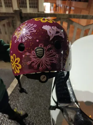 Casco patinaje morado con flores