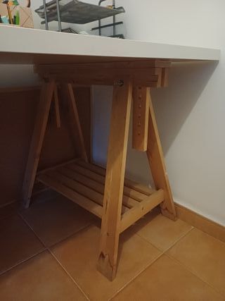 Escritorio IKEA con caballetes