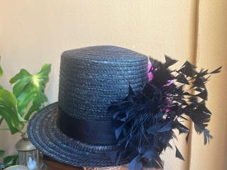 Sombrero Chistera Negro con Flor Rosa