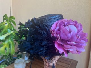 Sombrero Chistera Negro con Flor Rosa