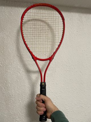 Raqueta de tenis Montana roja + regalo - PVP: 50€