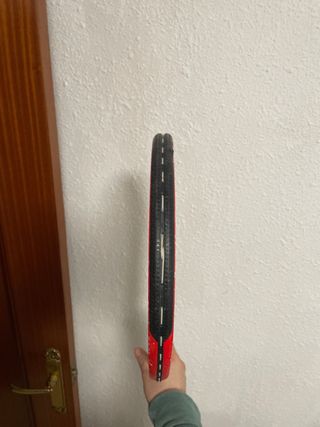 Raqueta de tenis Montana roja + regalo - PVP: 50€
