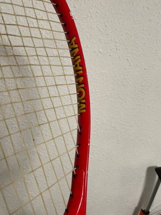 Raqueta de tenis Montana roja + regalo - PVP: 50€