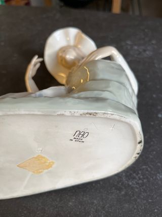 Figura porcelana NAO by Lladro mujer sombrero