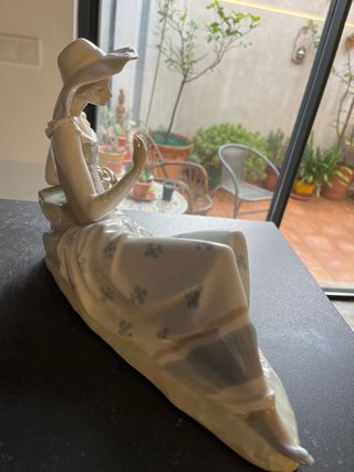 Figura porcelana NAO by Lladro mujer sombrero