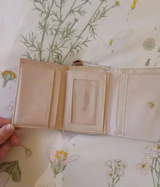 Cartera beige con lazo dorado