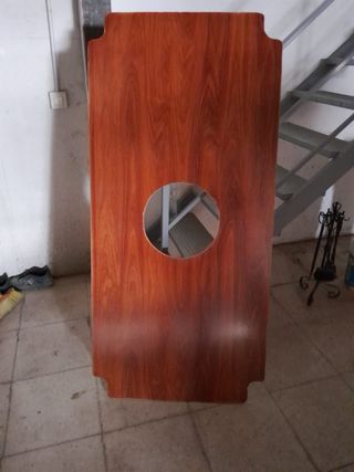 Mesa de madera con tapa de cristal y tarima