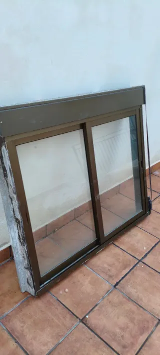 Ventana corredera de aluminio marrón, con persiana