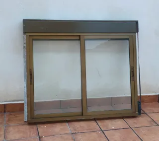 Ventana corredera de aluminio marrón, con persiana