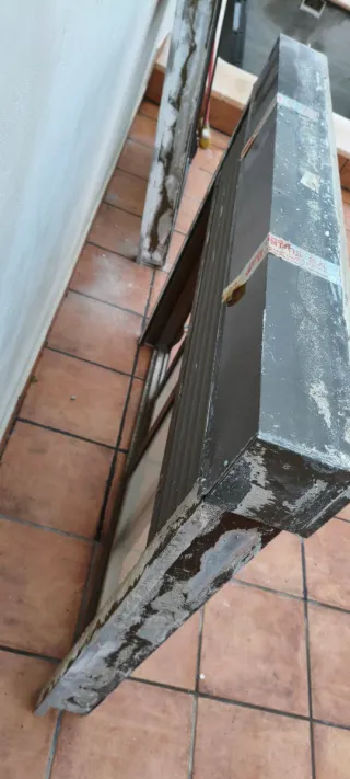 Ventana corredera de aluminio marrón, con persiana