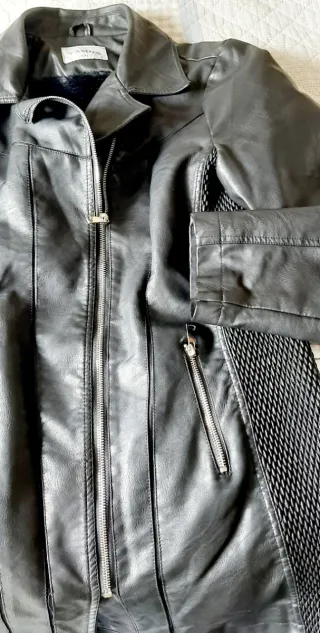 Cazadora de mujer negra