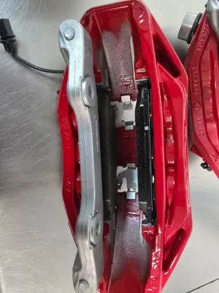 Pinzas de freno Akebono rojas