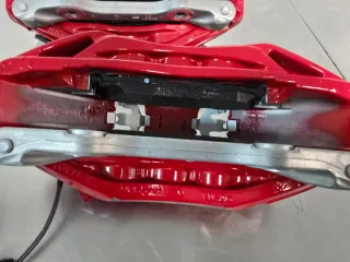 Pinzas de freno Akebono rojas