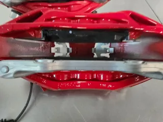 Pinzas de freno Akebono rojas