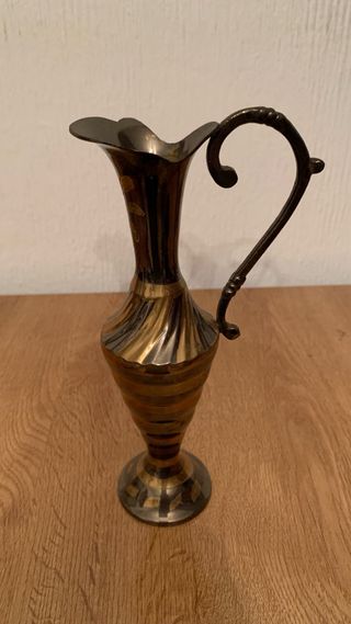 Juego de 2 jarras de metal decoradas