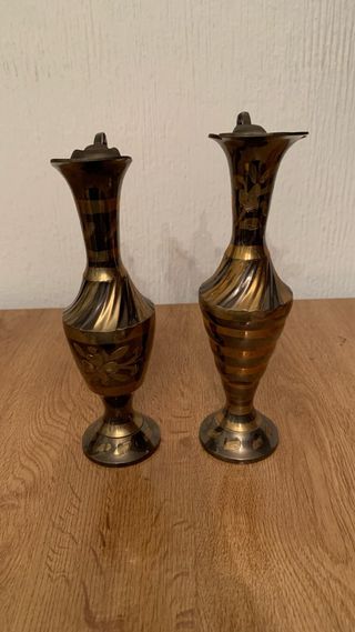 Juego de 2 jarras de metal decoradas