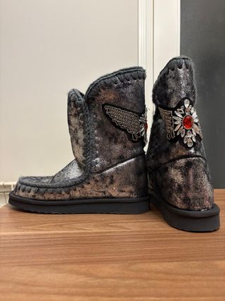 Botas estilo Mou negras con pedrería y joya