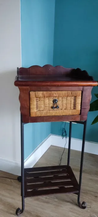 Tavolino ausiliario vintage in legno e vimini