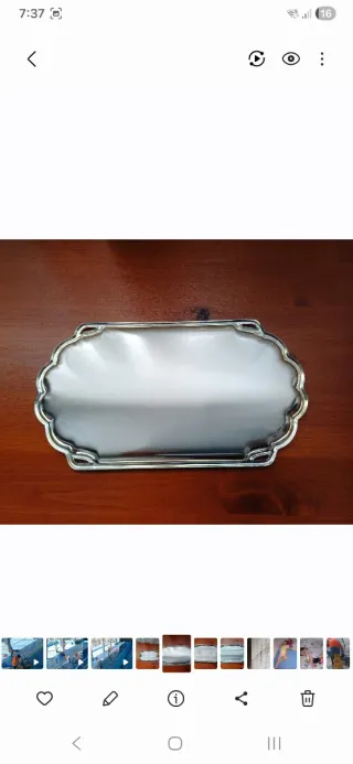 Bandeja de acero inoxidable con adornos dorados