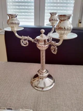 Juego candelabros y caja plateada