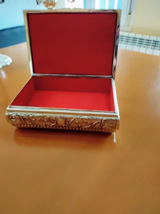 Juego candelabros y caja plateada