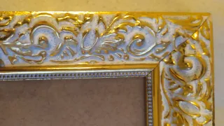 Marcos de fotos dorados y blancos