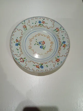Plato de cerámica portugués decorado