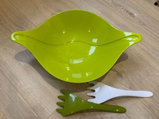 Ensaladera KOZIOL verde con cubiertos