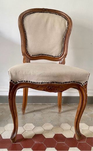 Silla de madera antigua estilo clásico