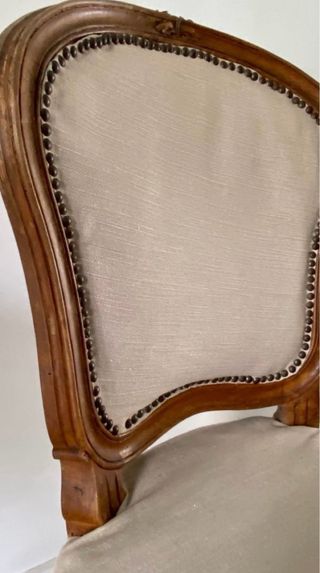 Silla de madera antigua estilo clásico