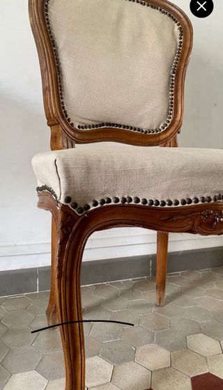 Silla de madera antigua estilo clásico