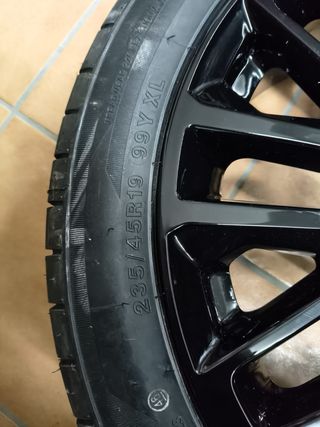 Llanta y Neumático Negro 19
