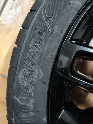 Llanta y Neumático Negro 19