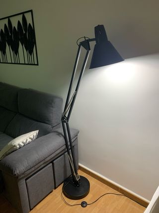 Lámpara de pie tipo flexo negra