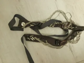 Collar marrón y plateado con abalorios