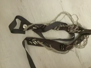 Collar marrón y plateado con abalorios